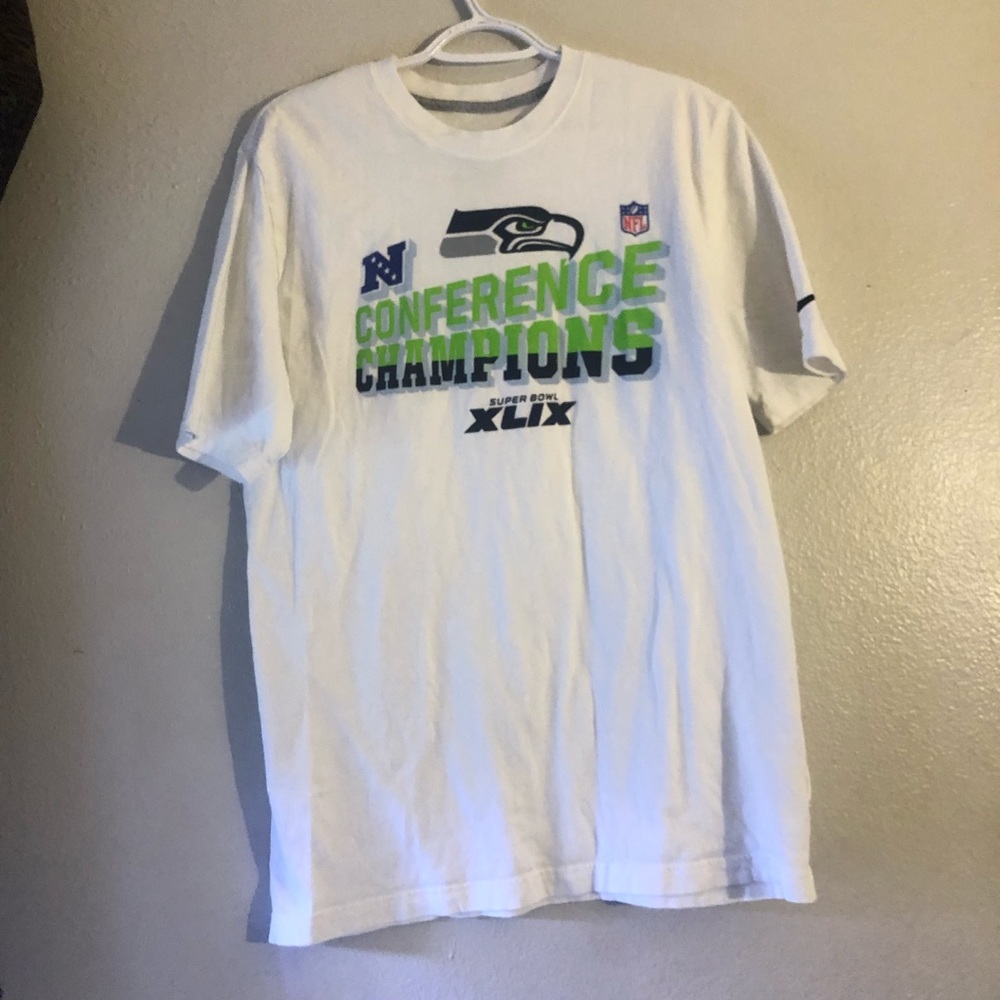 Size large, men’s short sleeve shirt. Nike brand